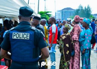 A policeman at a polling unit in Oniru. Armed officers were present at polling units and roads during the election (Pulse)