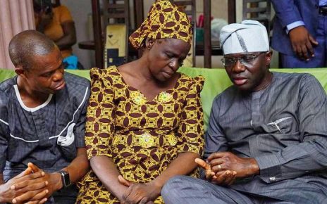 Sanwo-Olu visits Kolade Johnson's family (Mr JAGs Twiiter)