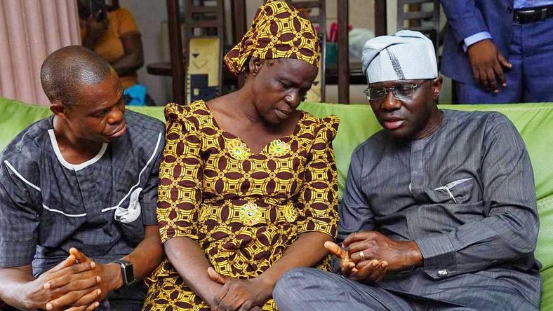 Sanwo-Olu visits Kolade Johnson's family (Mr JAGs Twiiter)